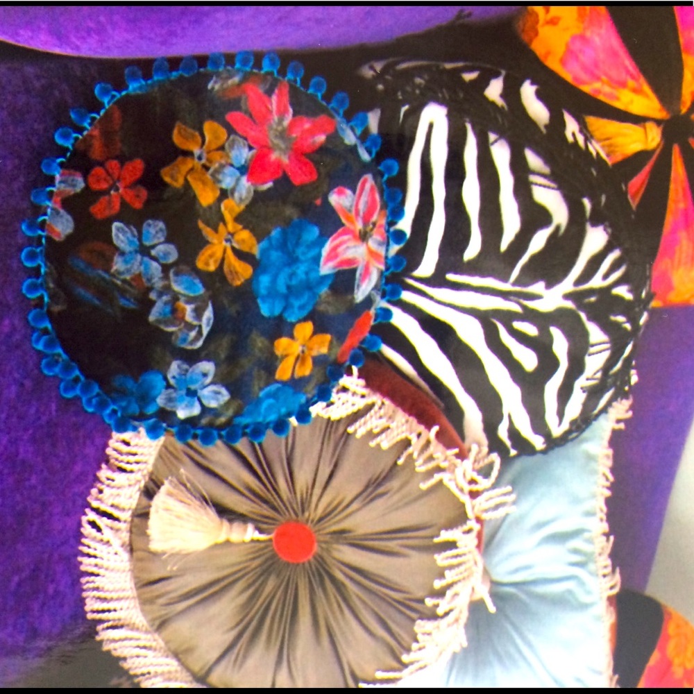 Round throw pillow - Picture 2 of 8